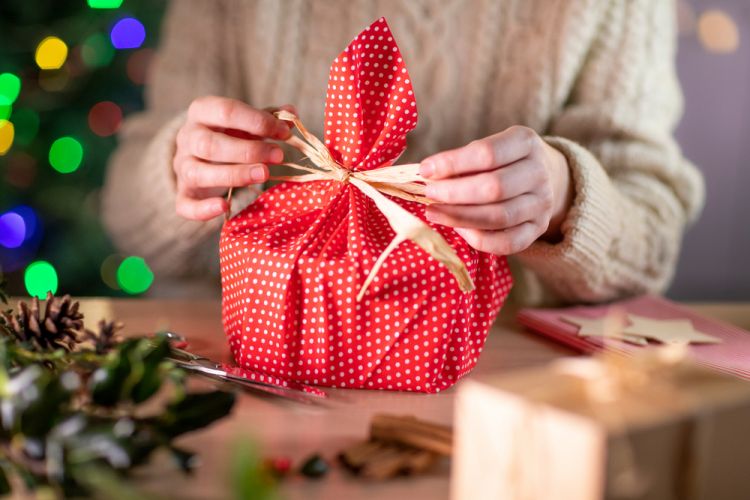 Как быстро и красиво упаковать подарок своими руками?